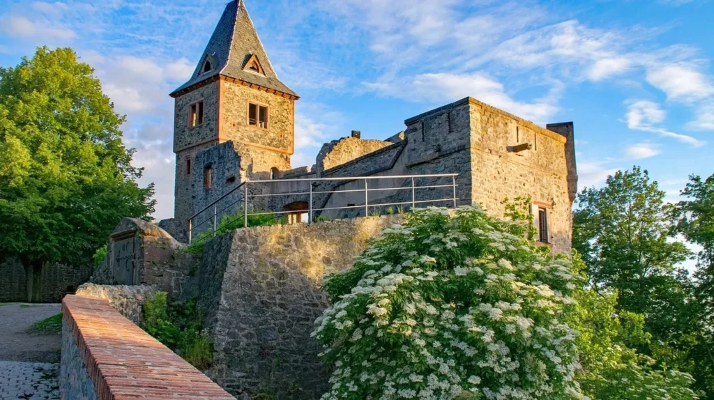 TRANSIENT SHADING PROVIDED BY THE ORIENTATION OF THE BUILDING