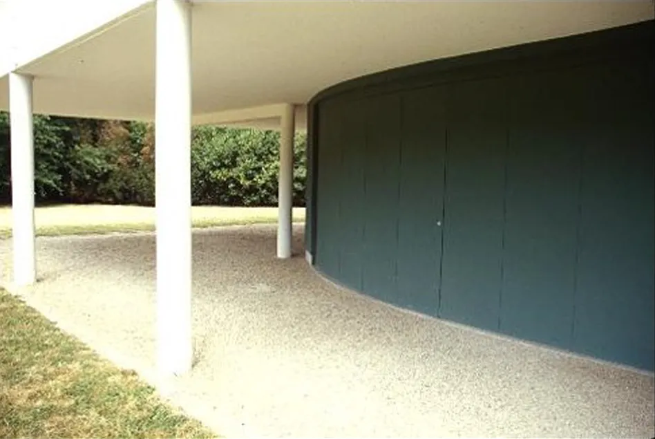 VILLA SAVOYE GARAGE SLIDING DOOR
