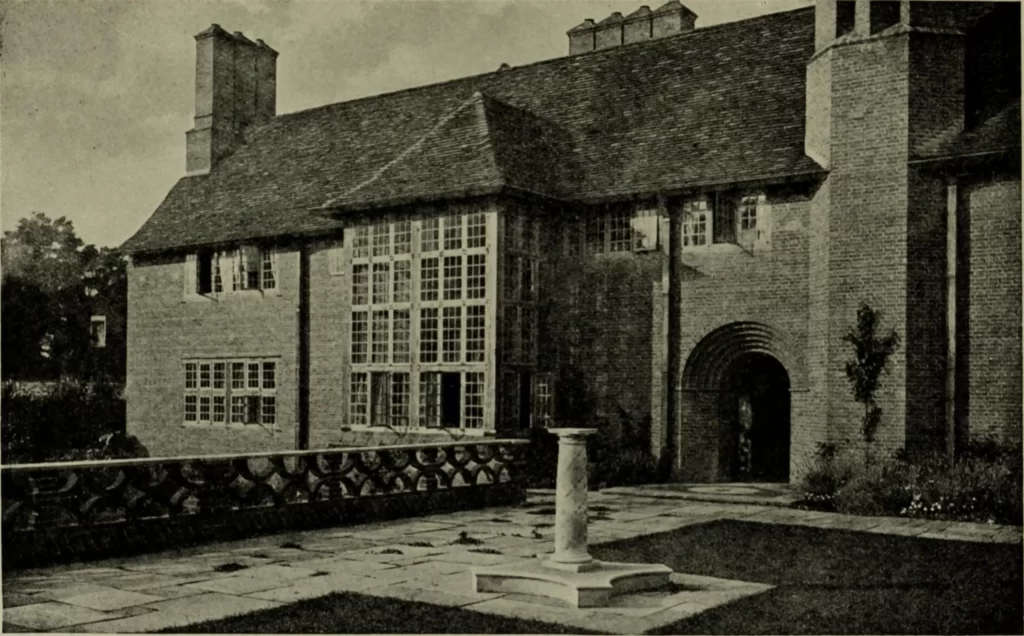 DEANERY GARDEN IN BERKSHIRE, ENGLAND