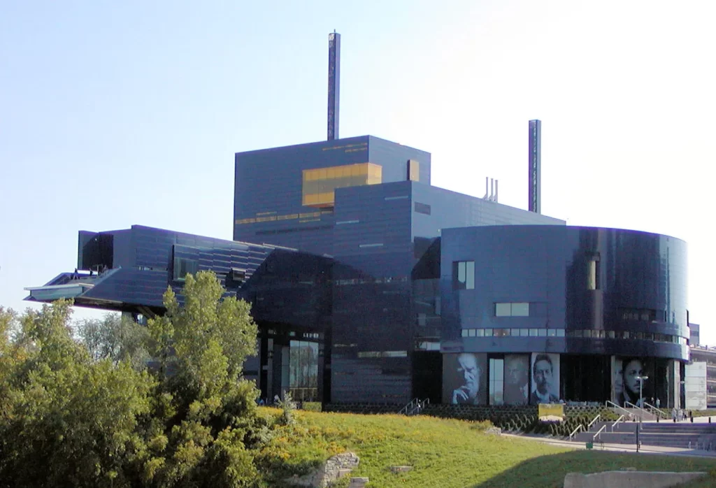 GUTHRIE THEATER IN MINNEAPOLIS