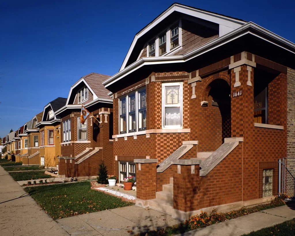 THE BUNGALOW BELT NEIGHBORHOOD IN CHICAGO, ILLINOIS
