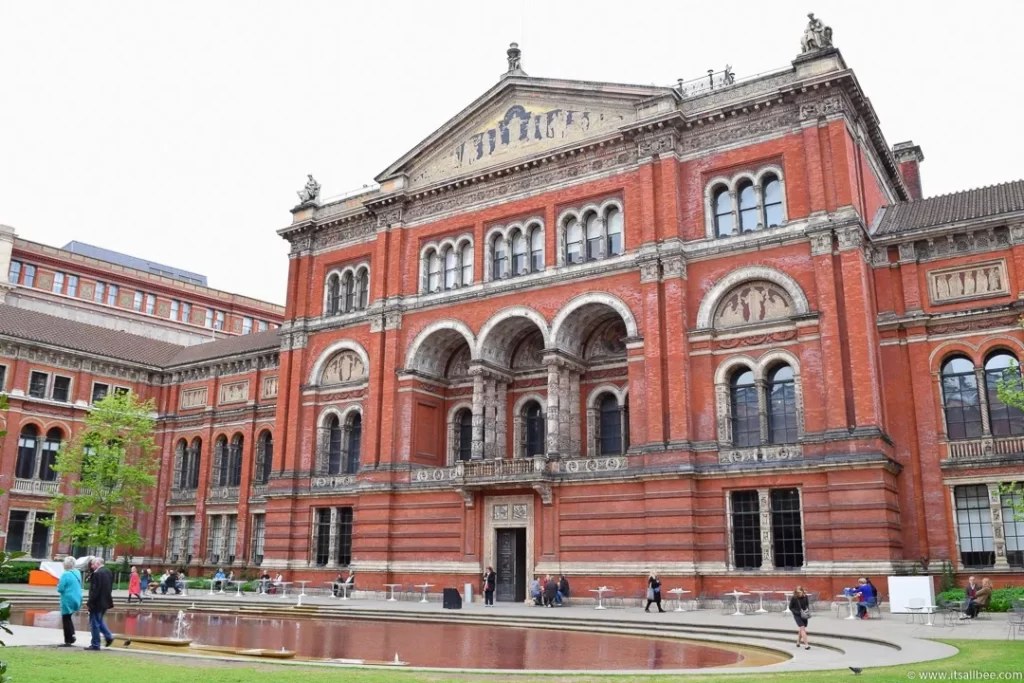 VICTORIA AND ALBERT MUSEUM IN LONDON, UK
