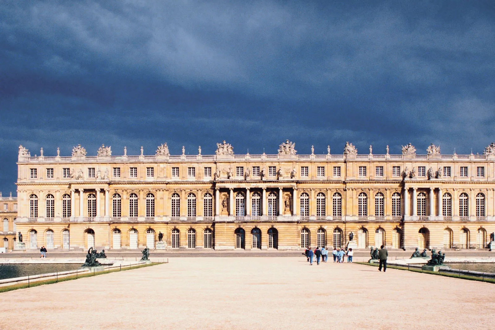 Версаль видео. Версаль Франция. Версаль (Франция), 1668-1689. Версальский дворец. Версаль. Королевский дворец в Версале.