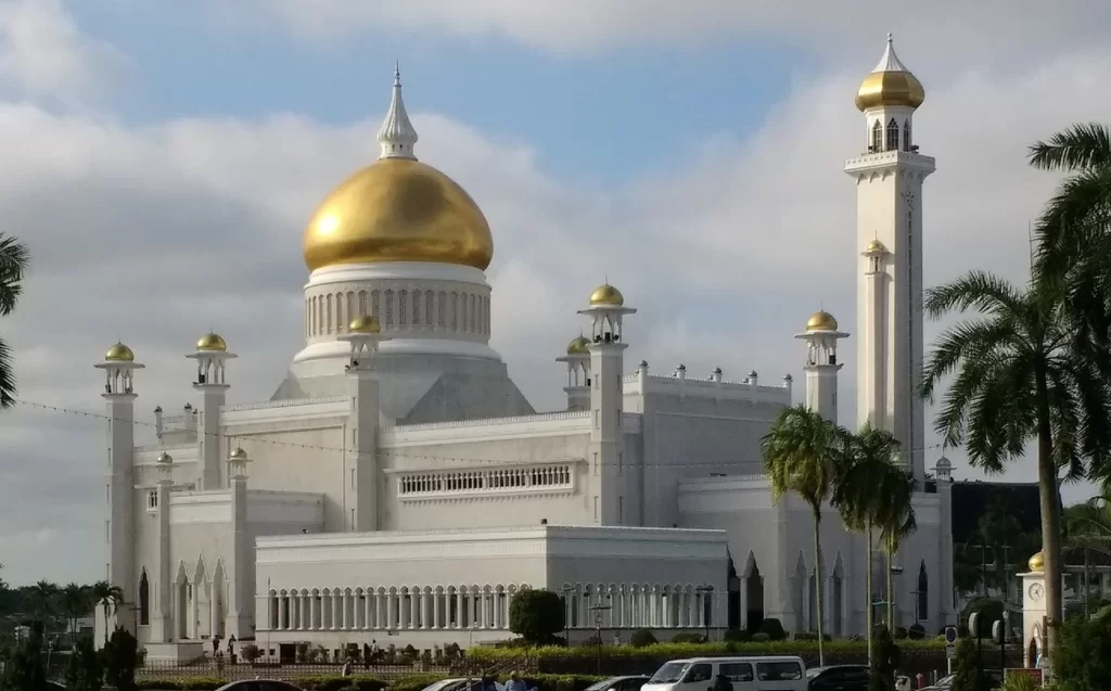 SULTAN OMAR ALI SAIFUDDIN MOSQUE IN BRUNEI